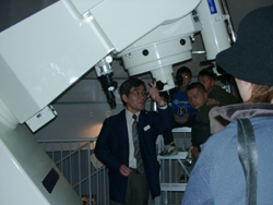 �V�̊ϑ����ŉ���𕷂��i���̗F�B����񋟁j